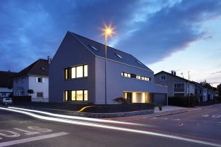Straßenansicht bei Nacht Straßenansicht bei Nacht