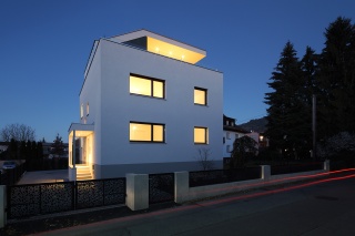 Straßenansicht bei Nacht Straßenansicht bei Nacht