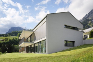 Südostfassade bei Tag Südostfassade bei Tag