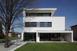 Südansicht bei Tag Südansicht bei Tag