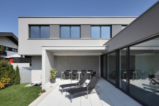 Teilweise überdachter Sitzplatz Teilweise überdachter Sitzplatz