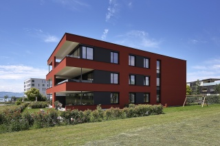 Nordfassade mit Spielplatz Nordfassade mit Spielplatz