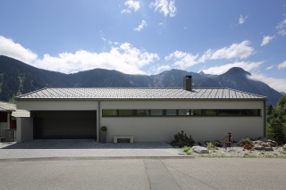 Garagenzufahrt und Eingang Garagenzufahrt und Eingang