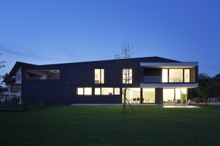 Südansicht mit Garten bei Nacht Südansicht mit Garten bei Nacht