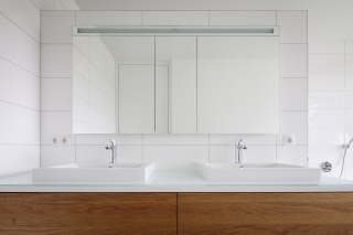 Waschtisch und Spiegelschrank Waschtisch und Spiegelschrank